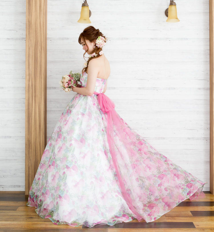 新作花柄ドレスであなたらしく 福岡でウェディングドレス カラードレスをレンタルするなら ブライトブルー