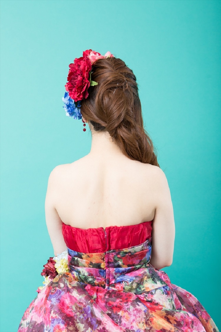 カラードレスに合わせたヘアスタイルアイデア 福岡でウェディングドレス カラードレスをレンタルするなら ブライトブルー