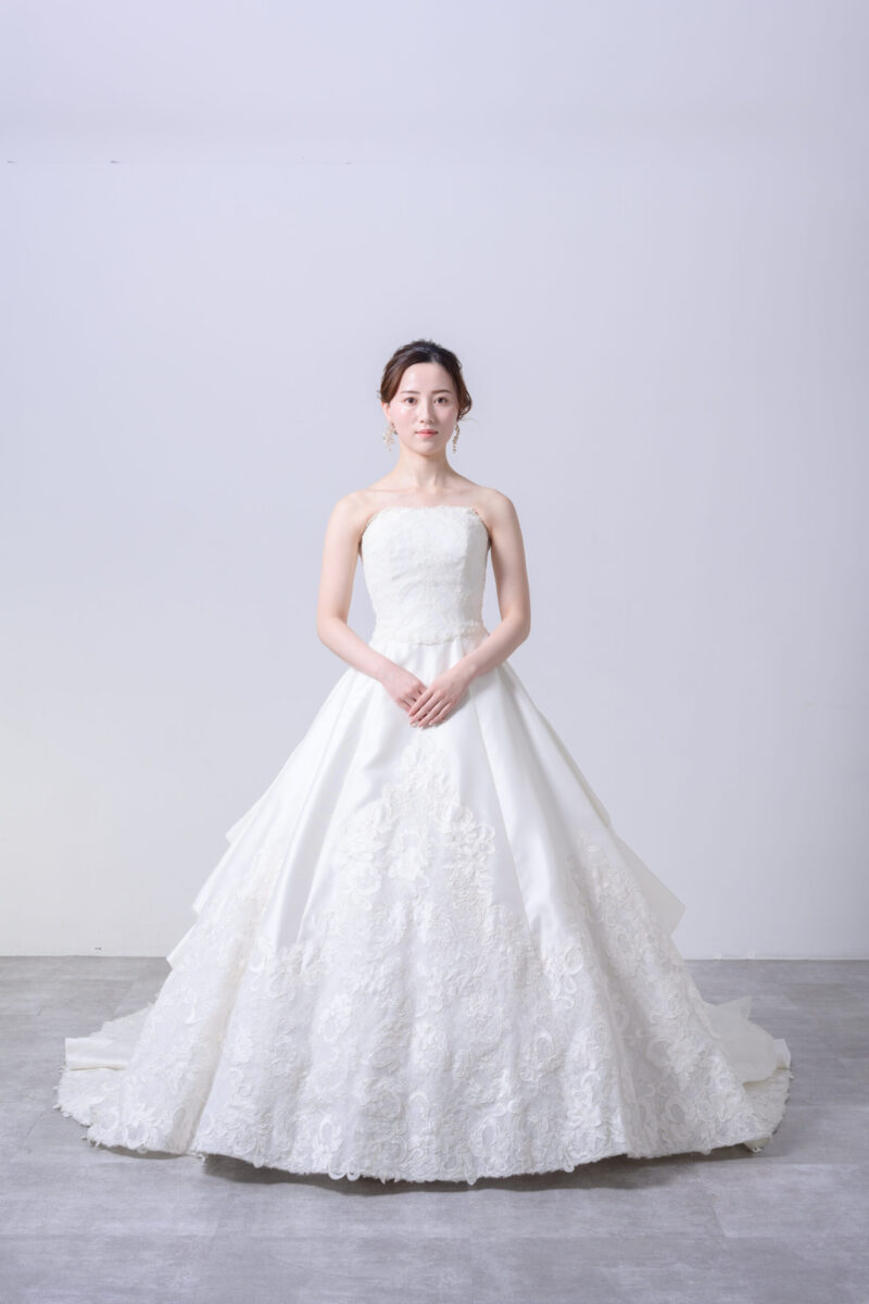 結婚式　ウエディングドレス　ウェディングドレス　サテン　Aライン　レース　ロングトレーン　